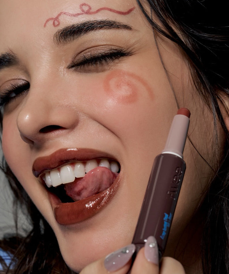 FWEE Long-Lasting Dual Coloring Stick Lip+Liner : femme applique le stick lèvres et liner, maquillage dual, gros plan.
