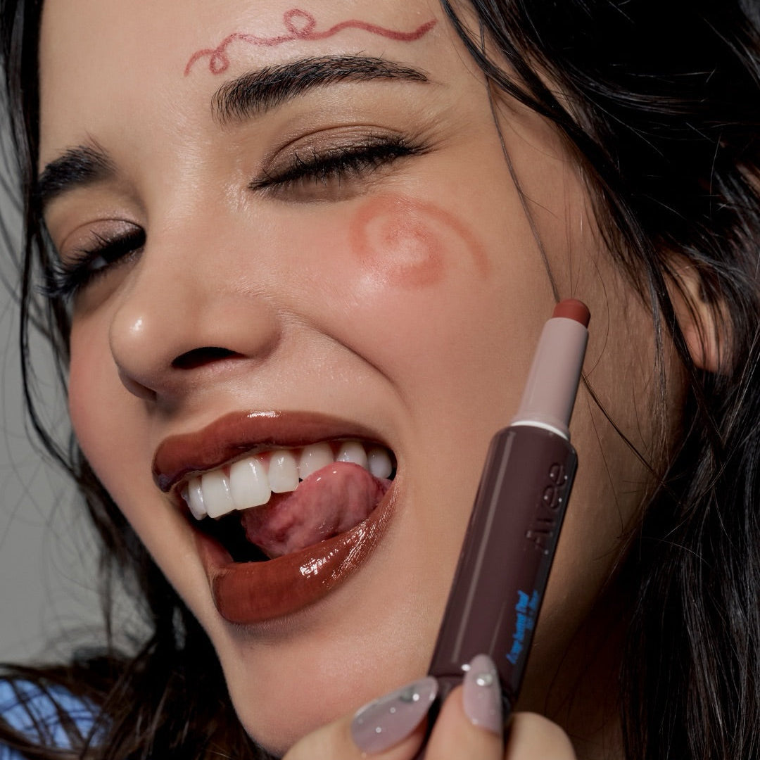 FWEE Long-Lasting Dual Coloring Stick Lip+Liner : femme applique le stick lèvres et liner, maquillage dual, gros plan.