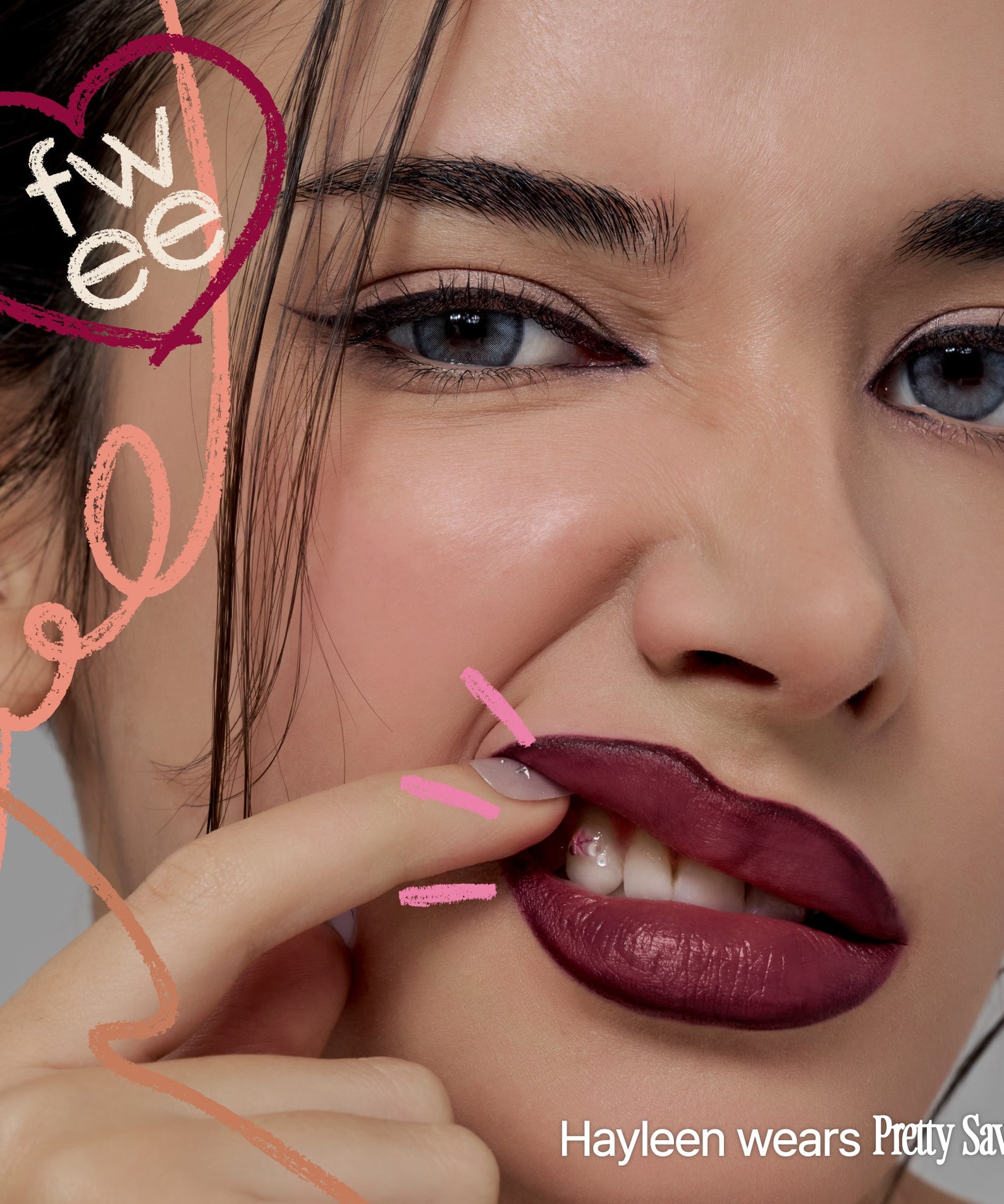 FWEE Long-Lasting Dual Coloring Stick Lip+Liner de la marque FWEE, sur lèvres et cœur rose, fond maquillage près du visage.