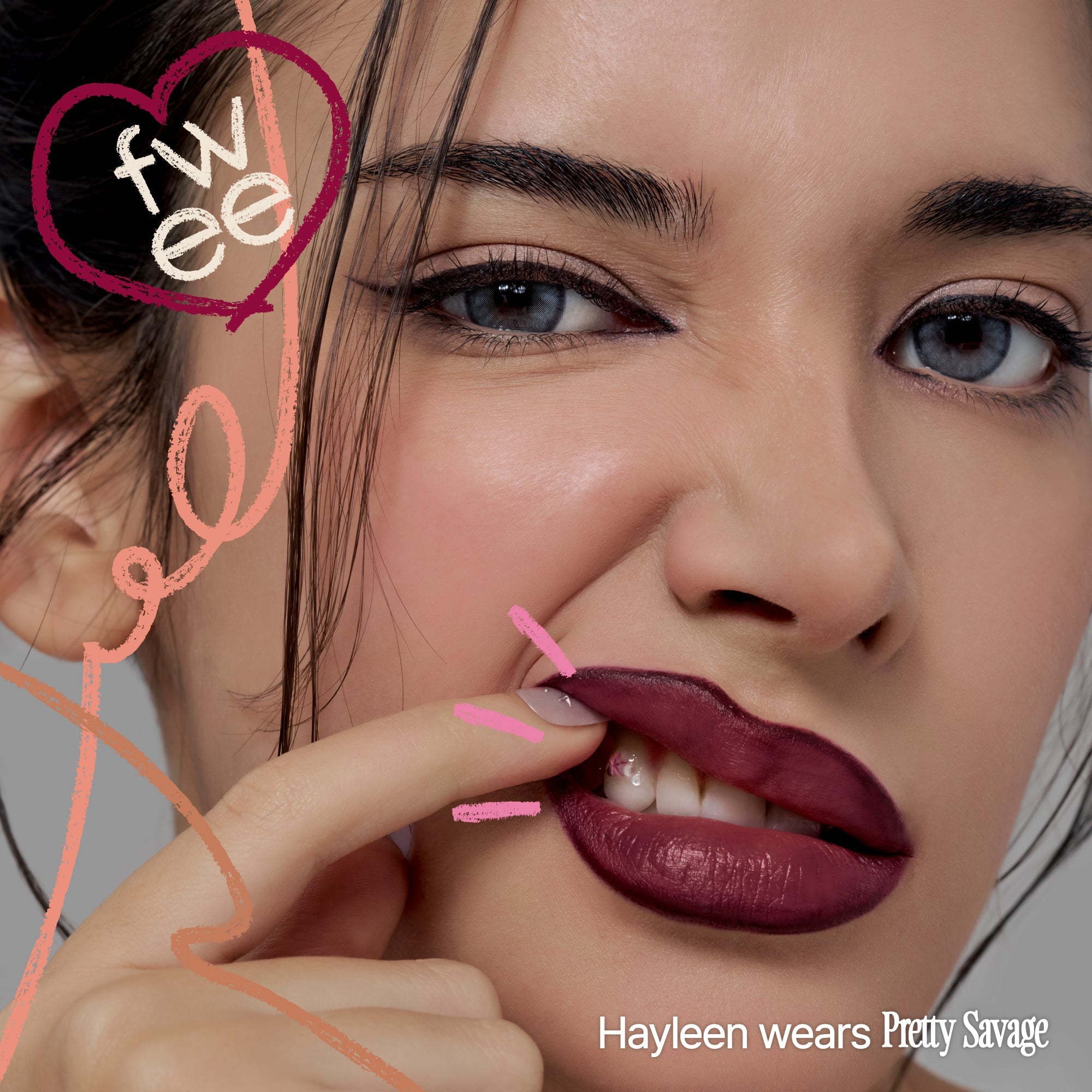 FWEE Long-Lasting Dual Coloring Stick Lip+Liner de la marque FWEE, sur lèvres et cœur rose, fond maquillage près du visage.