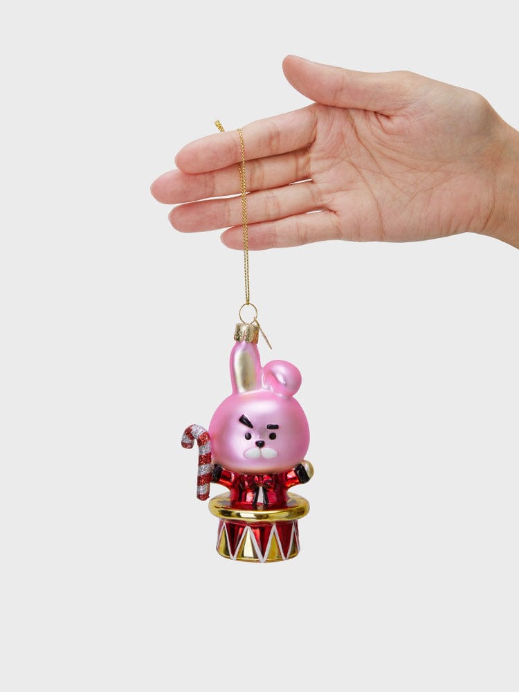 [Family Sale] BT21 VONDELS COOKY ORNARMENT, porte-clés COOKY LINE FRIENDS tenu en main, fond clair
