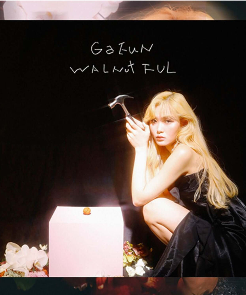 GA EUN - [WALNUTFUL] - Album Kpop : photo de la pochette avec la chanteuse blonde et ambiance sombre, marque GA EUN
