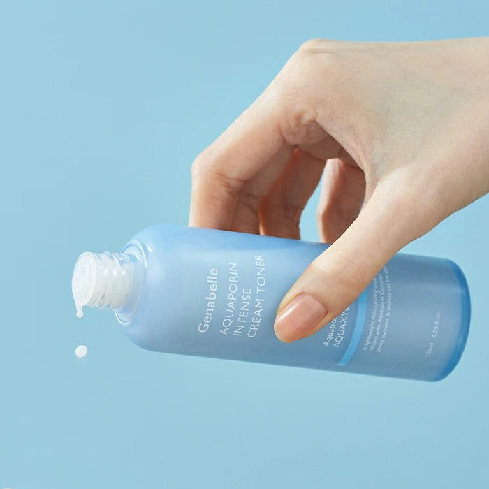GENABELLE Aquaporin Intense Cream Toner 120ml de Genabelle, main appliquant le soin sur fond bleu clair.