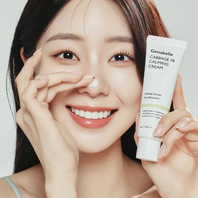GENABELLE Cabbage 74 Calming Cream 50ml : tube de crème apaisante Genabelle, sur fond clair avec visage souriant, mains