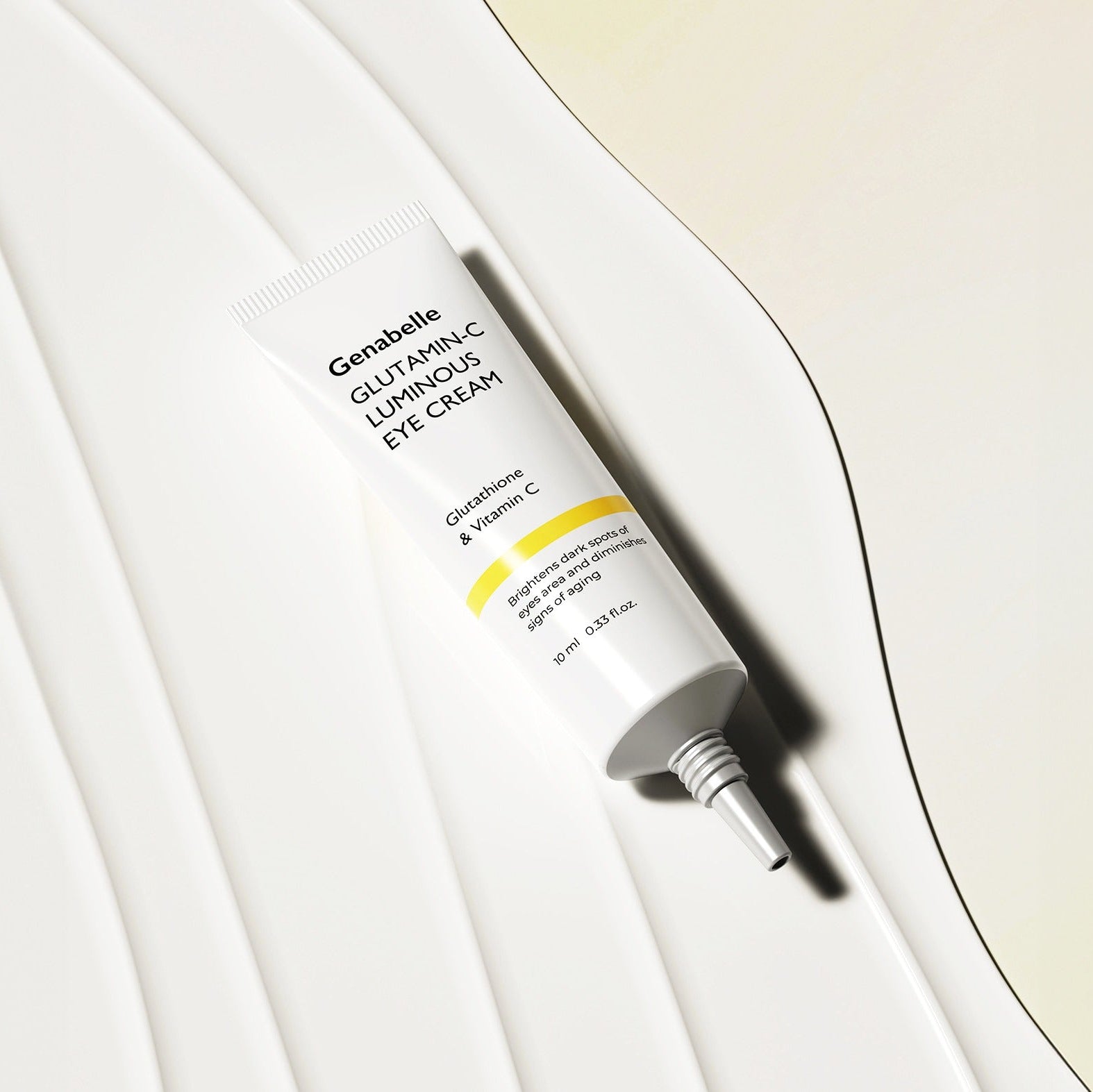 GENABELLE Glutamin-C Luminous Eye Cream 10ml de la marque Genabelle, tube sur fond crème, éclairage doux.