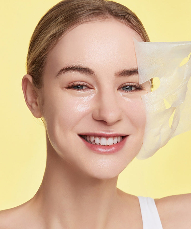 GENABELLE Glutathione Brightening Ampoule Mask 5ea, masque sur visage féminin, photo studio jaune, marque GENABELLE