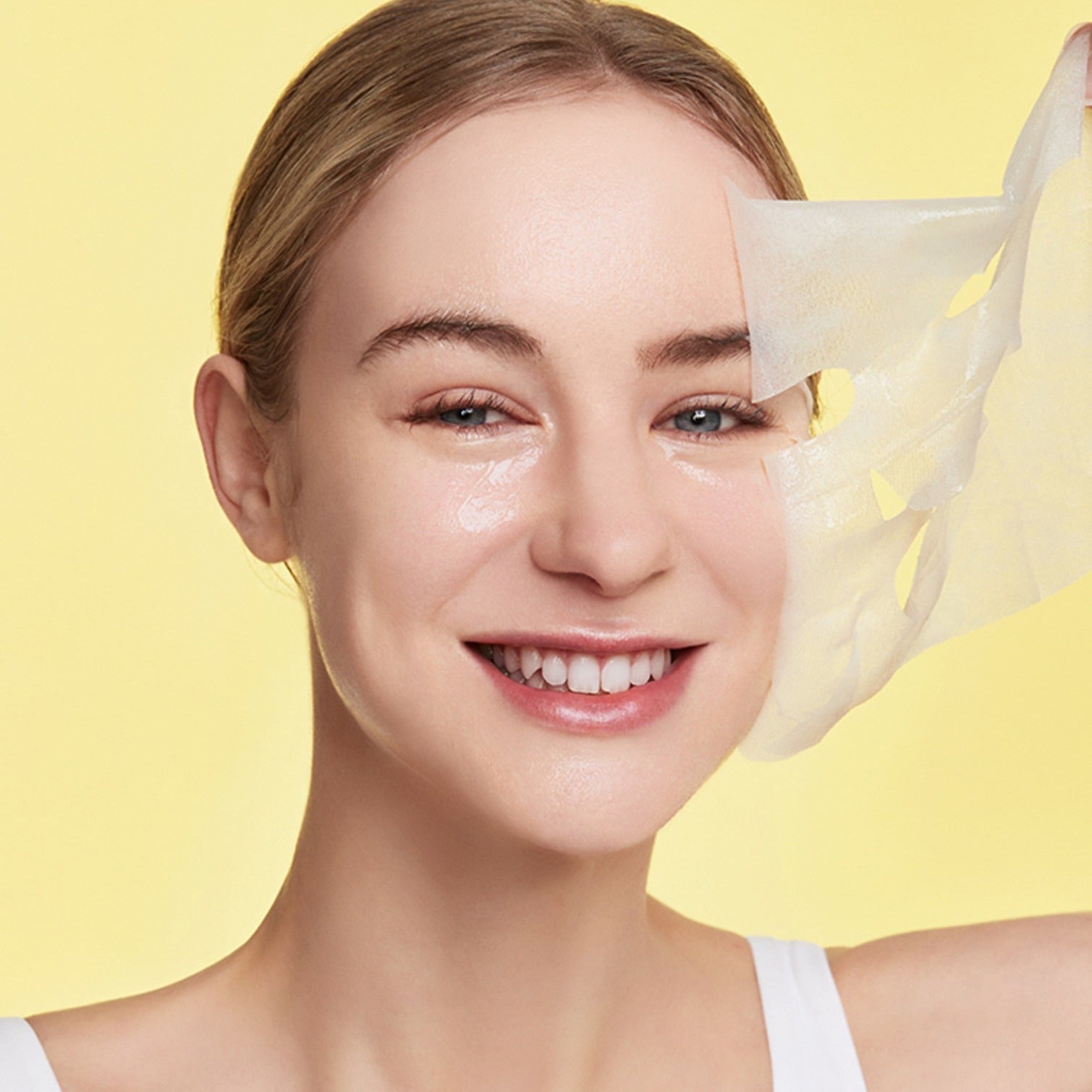 GENABELLE Glutathione Brightening Ampoule Mask 5ea, masque sur visage féminin, photo studio jaune, marque GENABELLE
