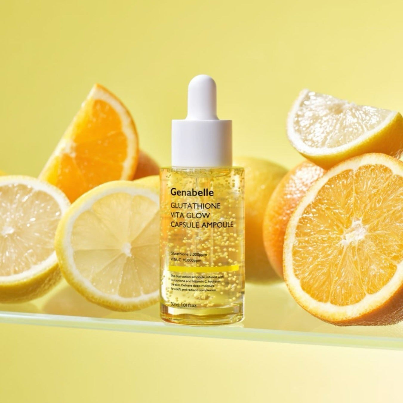 GENABELLE Glutathione Vita Glow Capsule Ampoule 30ml, flacon de la marque Genabelle sur fond jaune avec agrumes et citron