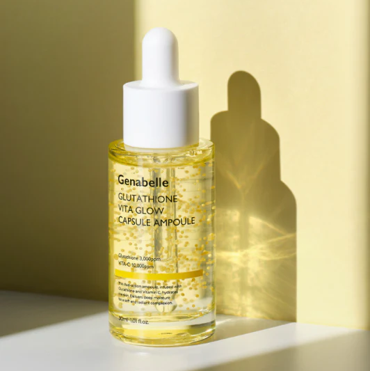 Décris l'image en français : GENABELLE Glutathione Vita Glow Capsule Ampoule 30ml, flacon Genabelle sur fond doré lumineux.