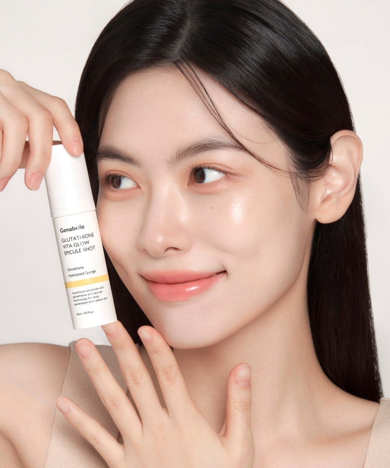 GENABELLE Glutathione Vita Glow Spicule Shot 30ml : femme tient le flacon, peau lumineuse, fond clair, marque Genabelle.