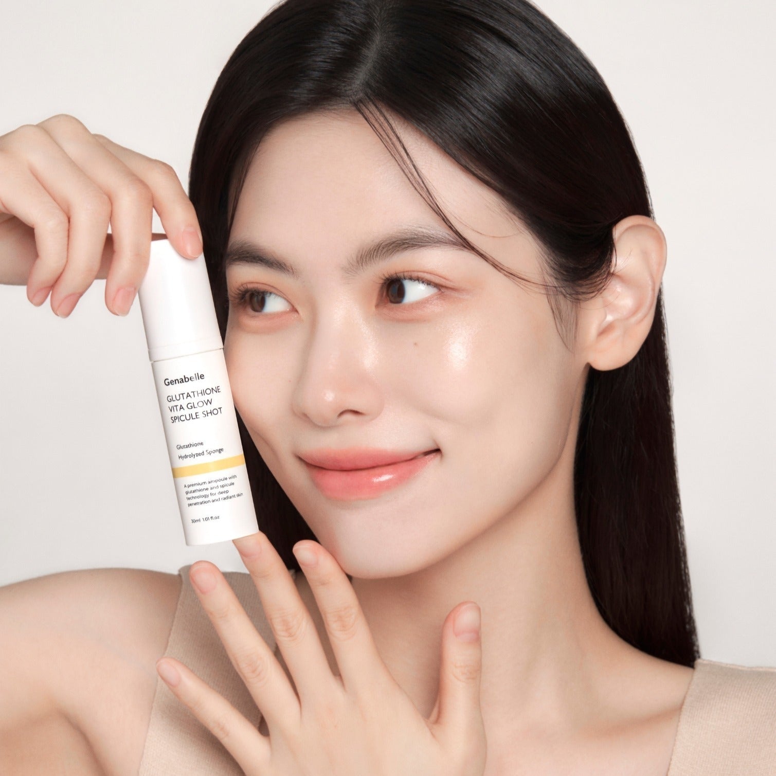 GENABELLE Glutathione Vita Glow Spicule Shot 30ml : femme tient le flacon, peau lumineuse, fond clair, marque Genabelle.