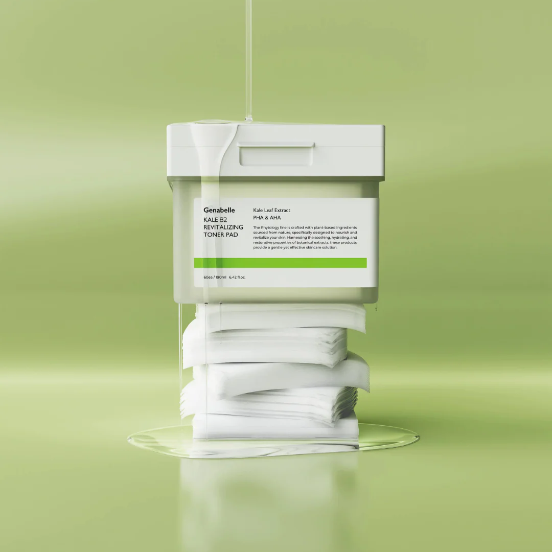 GENABELLE Kale 82 Revitalizing Toner Pad 60ea : photo produit de la marque, coussinets visage sur fond vert.