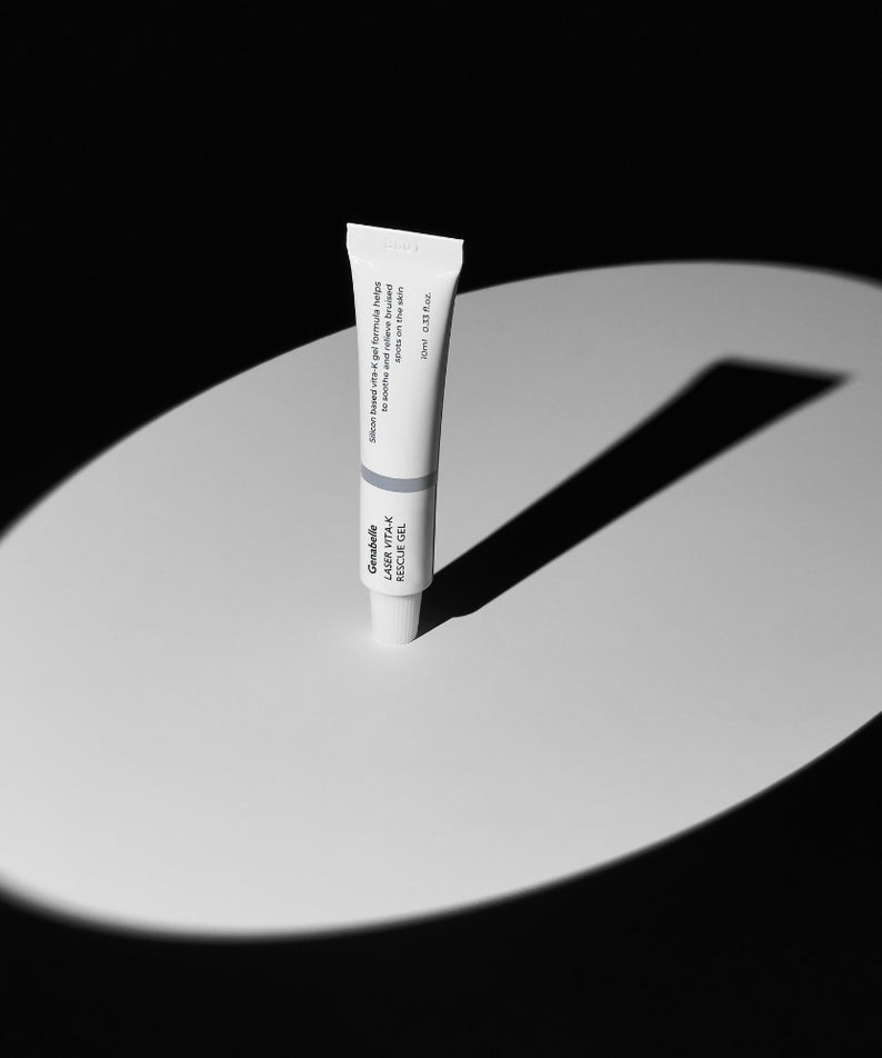 GENABELLE Laser Vita-K Rescue Gel 10ml de la marque GENABELLE, tube sur fond noir, contexte produit cosmétique.
