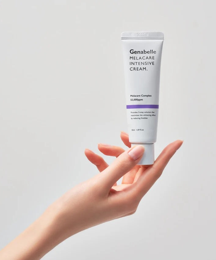 GENABELLE Melacare Intensive Cream 50ml, tube de crème en main, marque Genabelle, fond clair, photo produit.