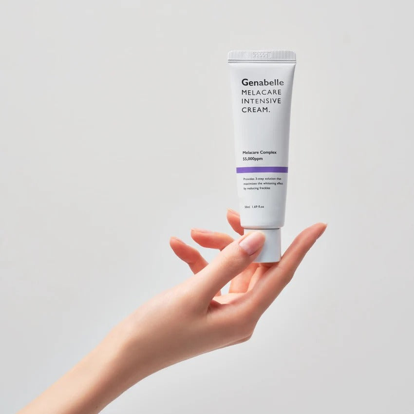 GENABELLE Melacare Intensive Cream 50ml, tube de crème en main, marque Genabelle, fond clair, photo produit.