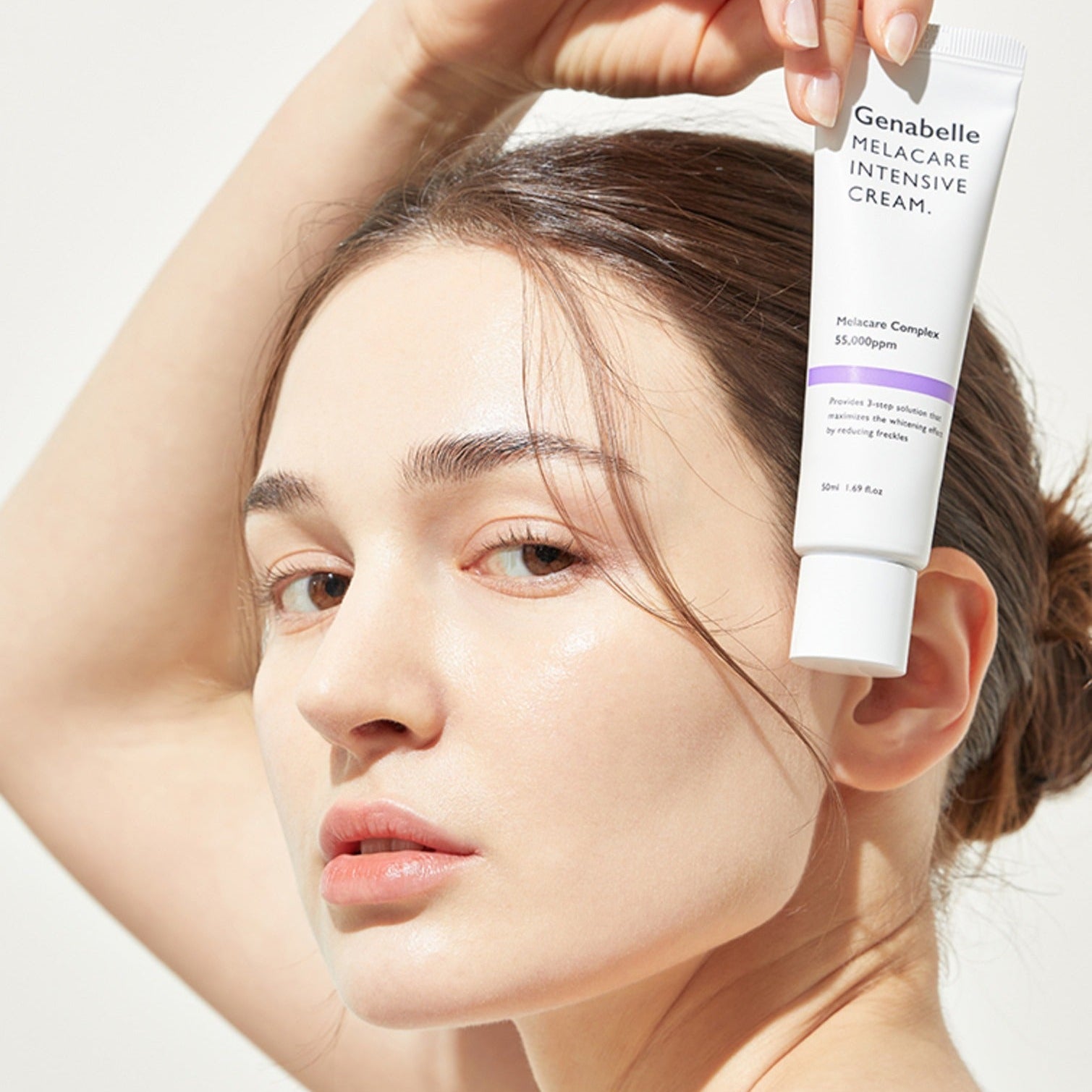 GENABELLE Melacare Intensive Cream 50ml : tube de la marque Genabelle, appliqué sur le visage d’une femme (contexte soin beauté).