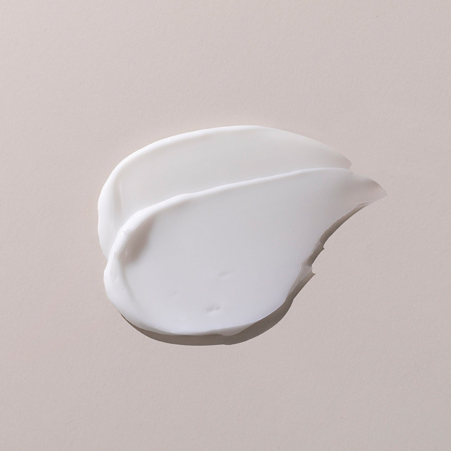 GENABELLE PDRN Rejuvenating Cream 70ml, crème blanche étalée sur fond clair, vue produit marque GENABELLE.