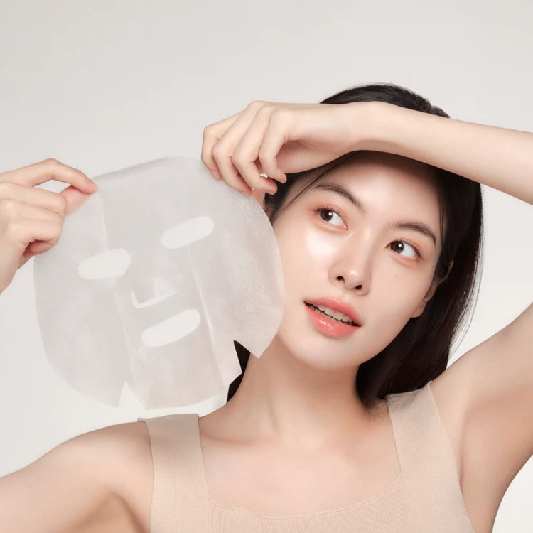 GENABELLE PDRN Rejuvenating Mask 5ea, masque sur le visage d’une jeune femme, pack de soins beauté sur fond clair.