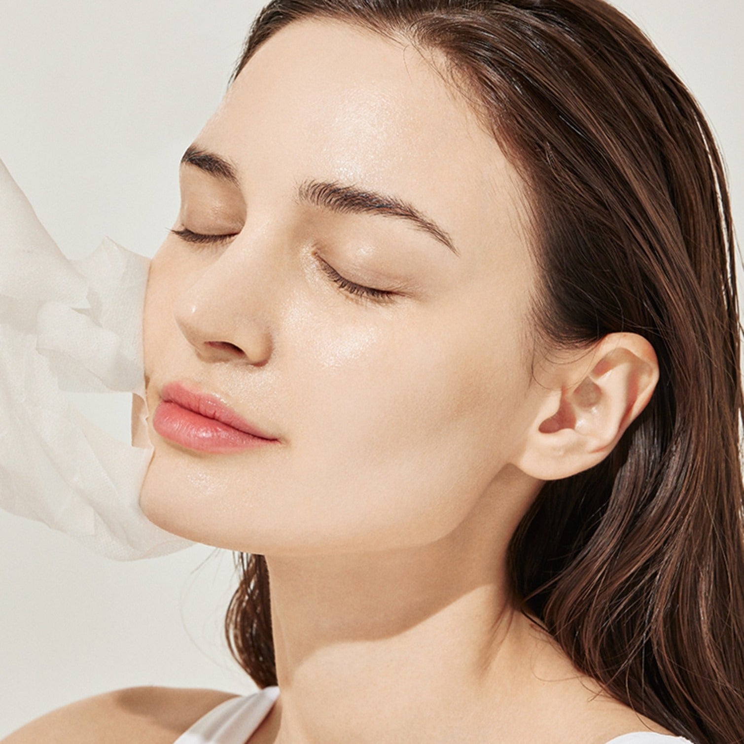 GENABELLE PDRN Rejuvenating Mask 5ea : femme appliquant un masque sur peau lisse, contexte spa beauté, produit Genabelle