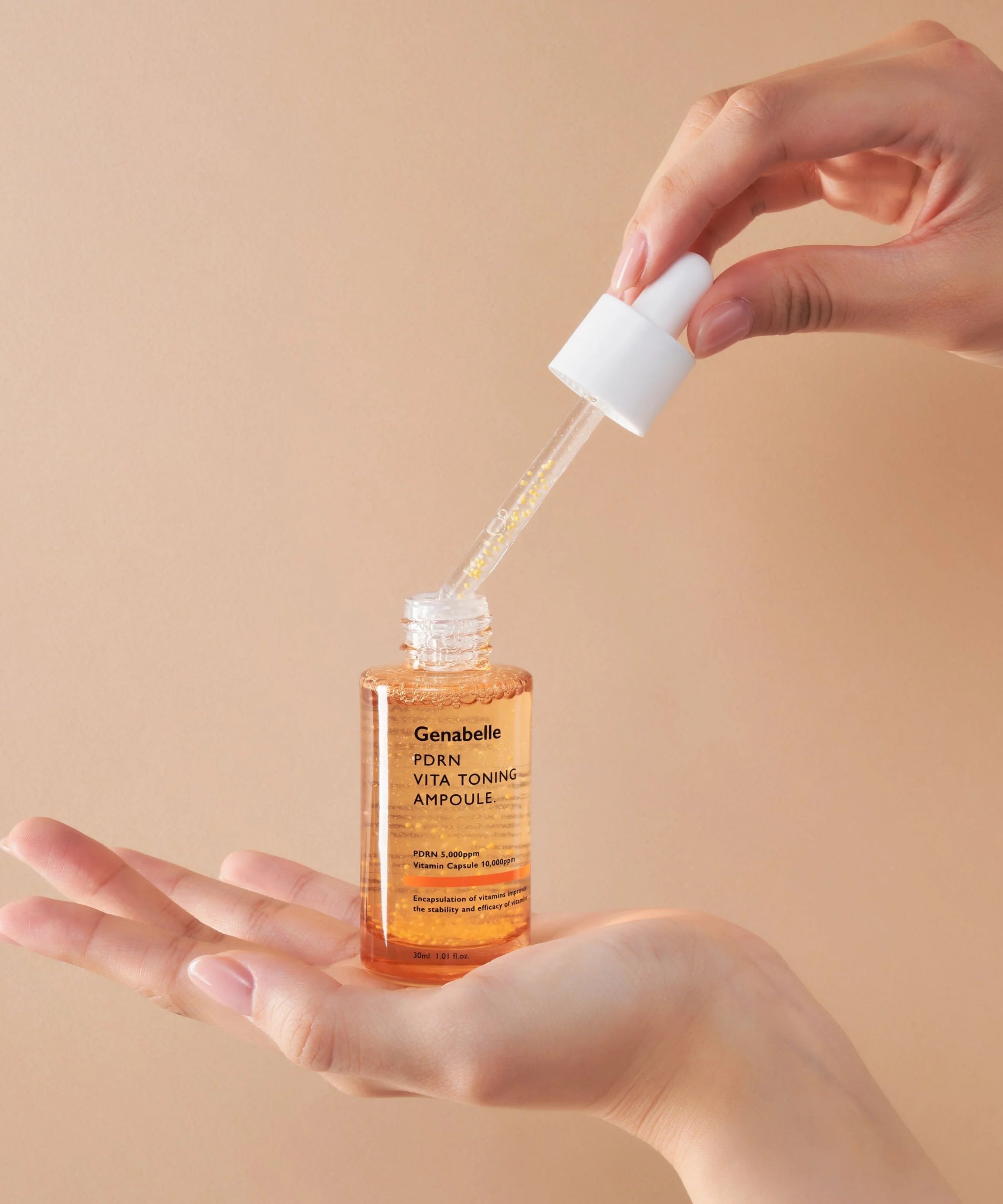 GENABELLE PDRN Vita Toning Ampoule 70ml de Genabelle, mains appliquant un sérum, fond beige, contexte soin visage.