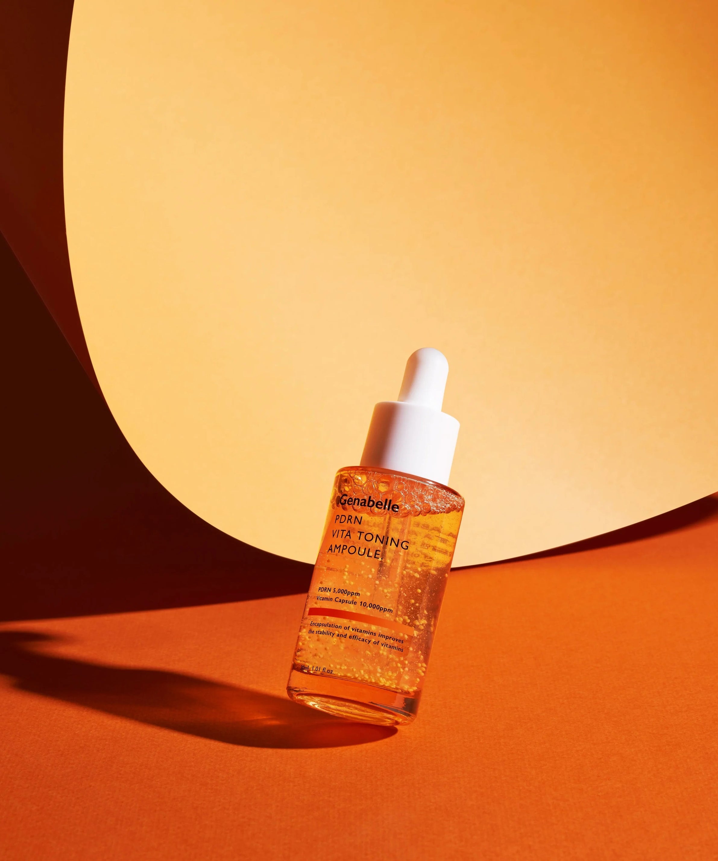 GENABELLE PDRN Vita Toning Ampoule 70ml, flacon sérum éclaircissant sur fond orange, ambiance studio.