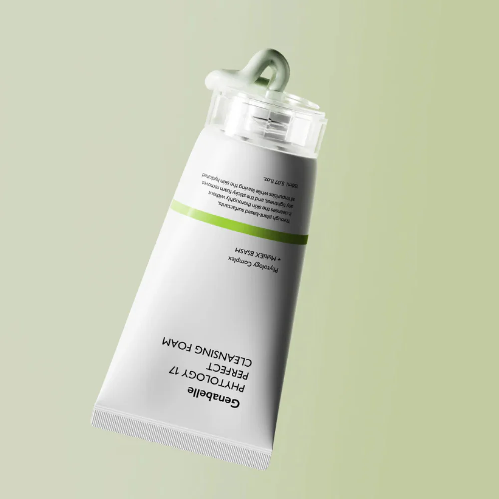 GENABELLE Phytology 17 Perfect Cleansing Foam 150ml, tube cosmétique blanc vert sur fond pastel, marque GENABELLE.