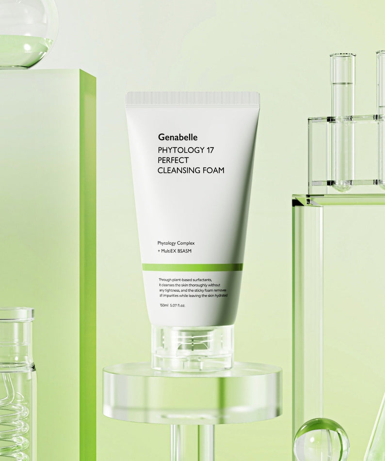 Décris l'image en français : GENABELLE Phytology 17 Perfect Cleansing Foam 150ml de la marque Genabelle, sur socle vert.
