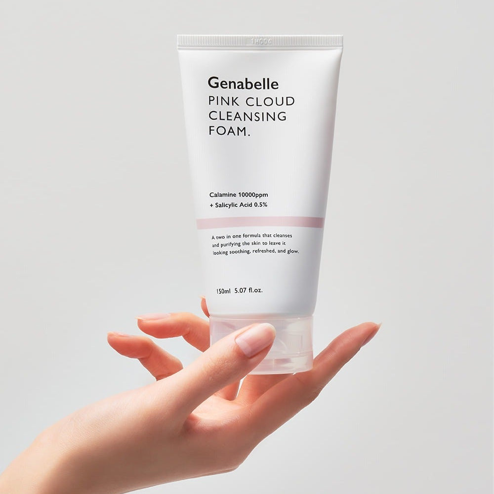 GENABELLE Pink Clound Cleansing Foam 150ml de la marque Genabelle, tube blanc sur fond clair, mains en présentation
