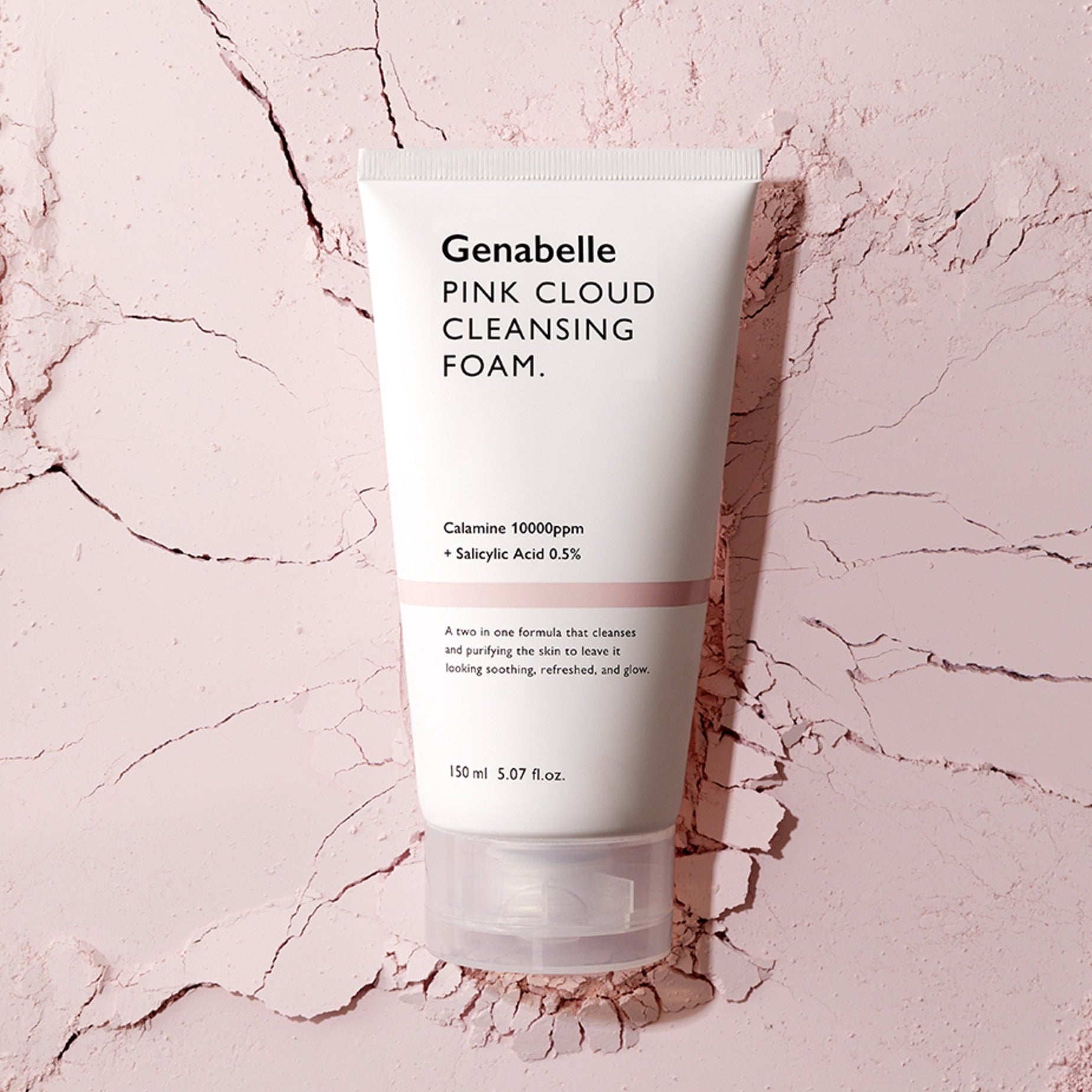 Décris l'image en français : GENABELLE Pink Clound Cleansing Foam 150ml, tube rose Genabelle sur fond marbre rose.