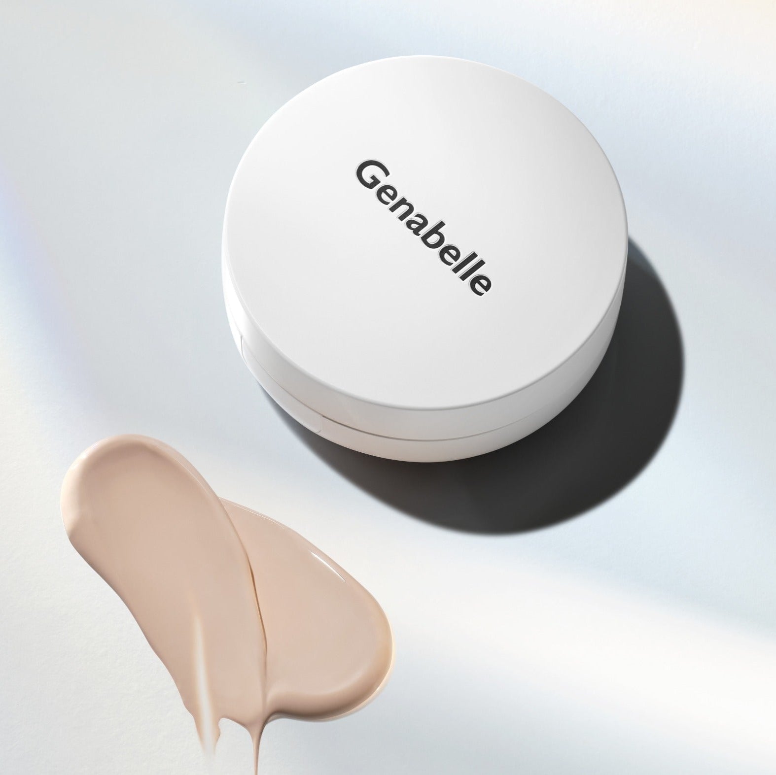 GENABELLE RX Derma Sheild Cushion 15g de Genabelle, boîte blanche sur fond clair avec texture beige étalée