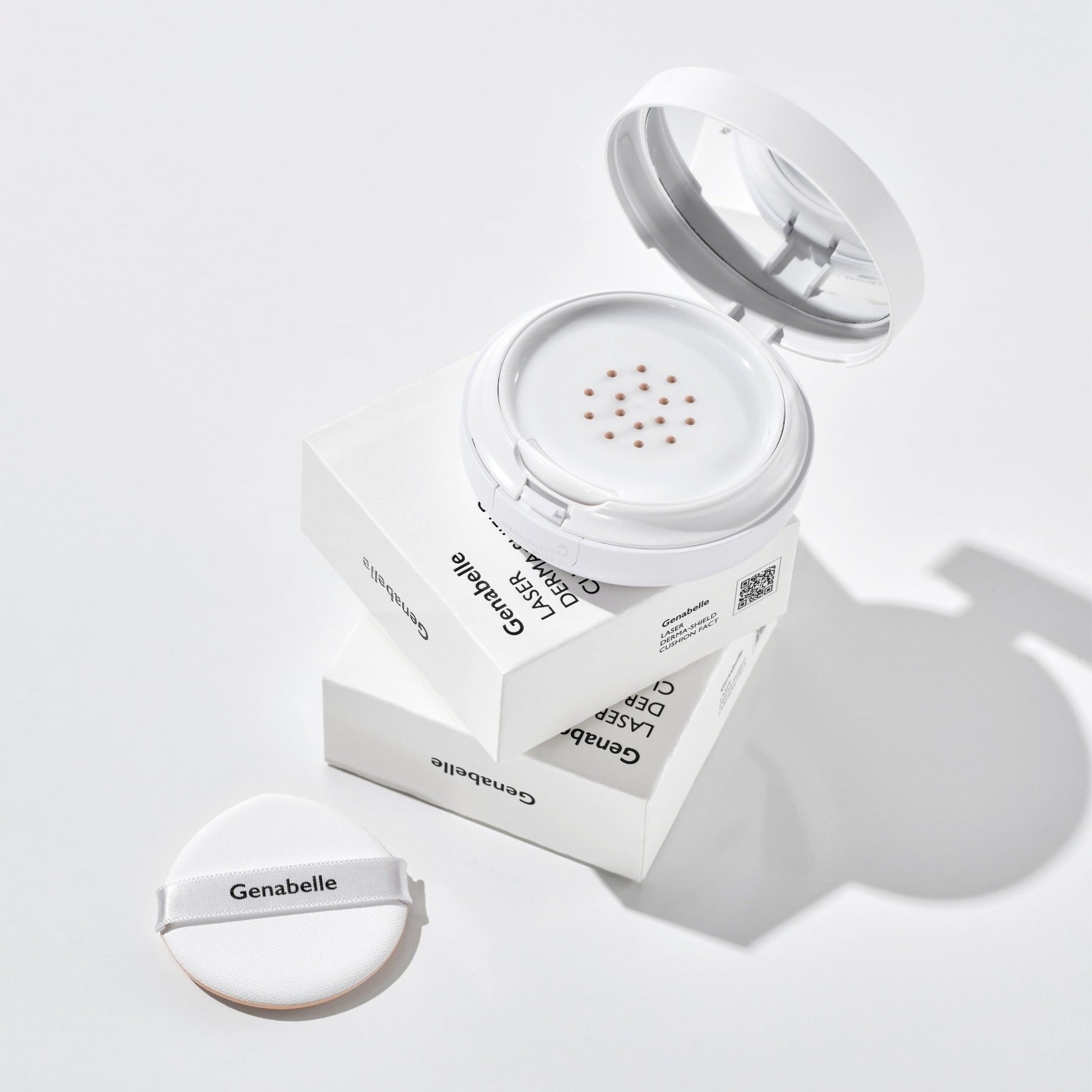 GENABELLE RX Derma Sheild Cushion 15g de Genabelle, coussin beauté présenté en packaging blanc sur fond clair