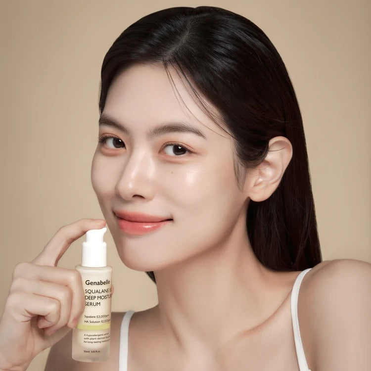 GENABELLE Squalane 53 Deep Moisture Serum 30ml de la marque GENABELLE, sur peau, femme tenant le flacon, contexte beauté
