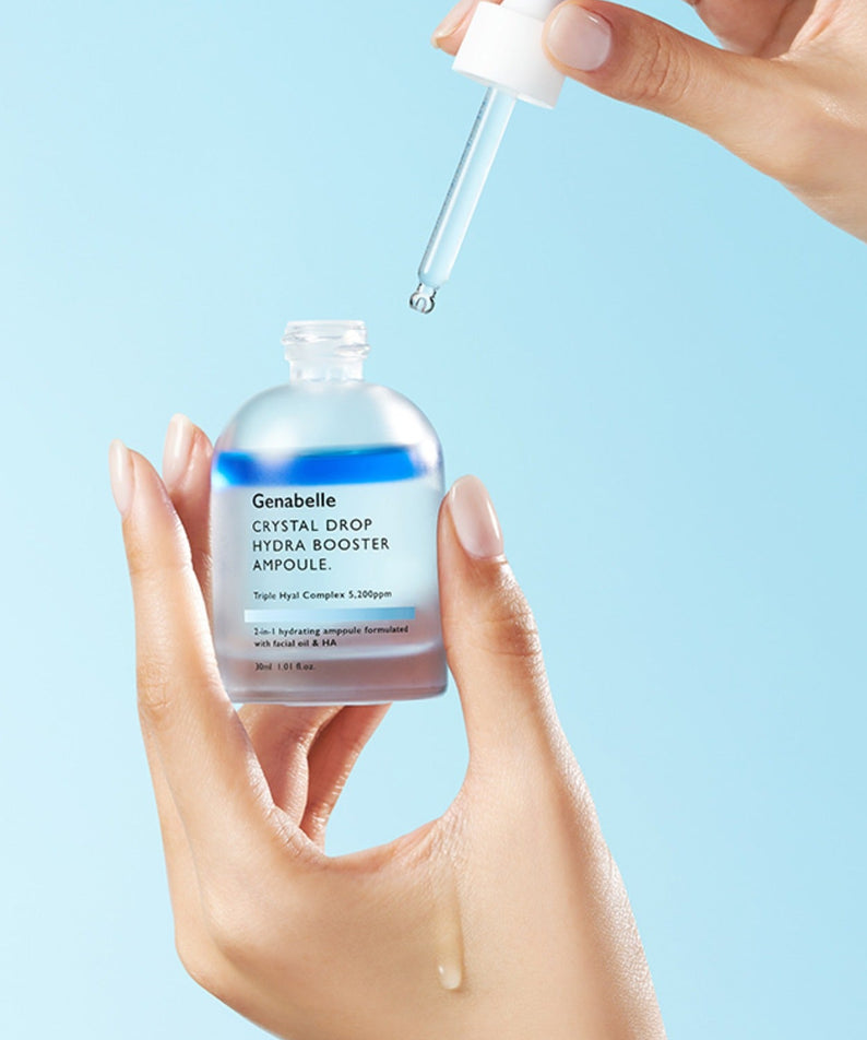 Flacon de GENABELLE Crystal Drop Hydra Booster Ampoule 30ml avec pipette sur fond bleu, pour hydratation intense de la peau.