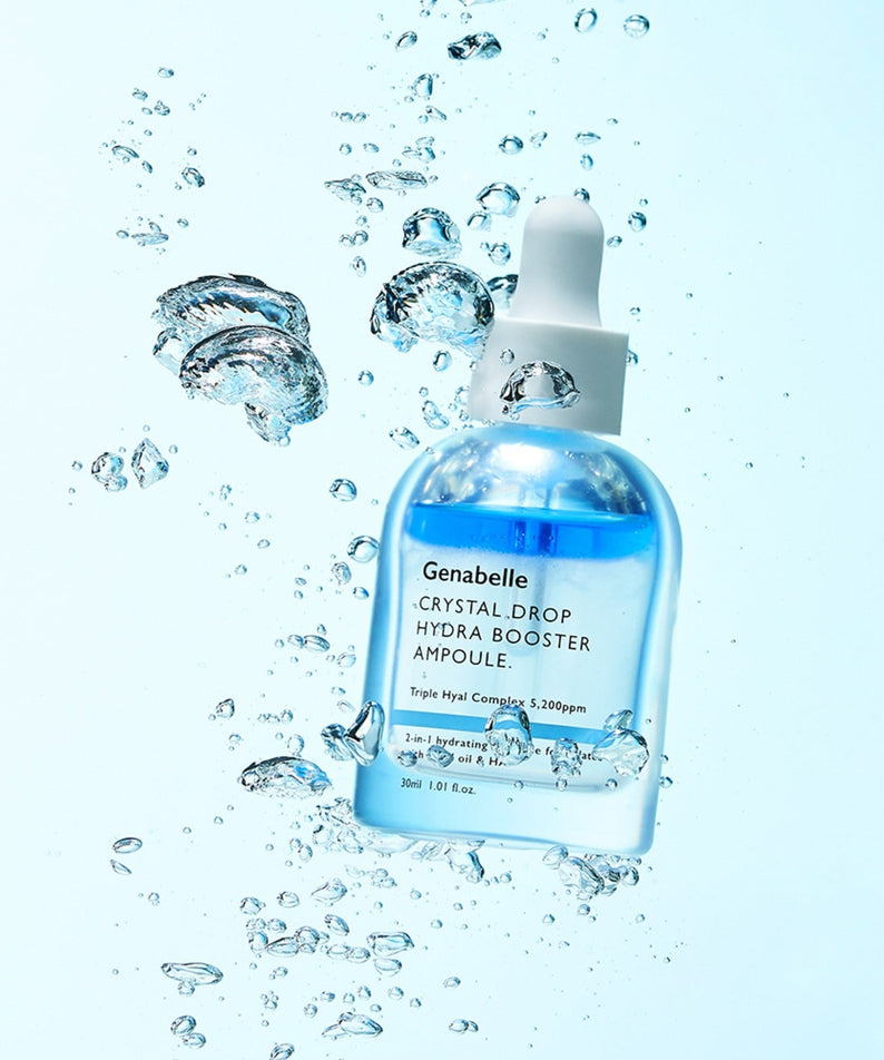 Flacon de GENABELLE Crystal Drop Hydra Booster Ampoule 30ml sur fond bleu avec gouttes d'eau.