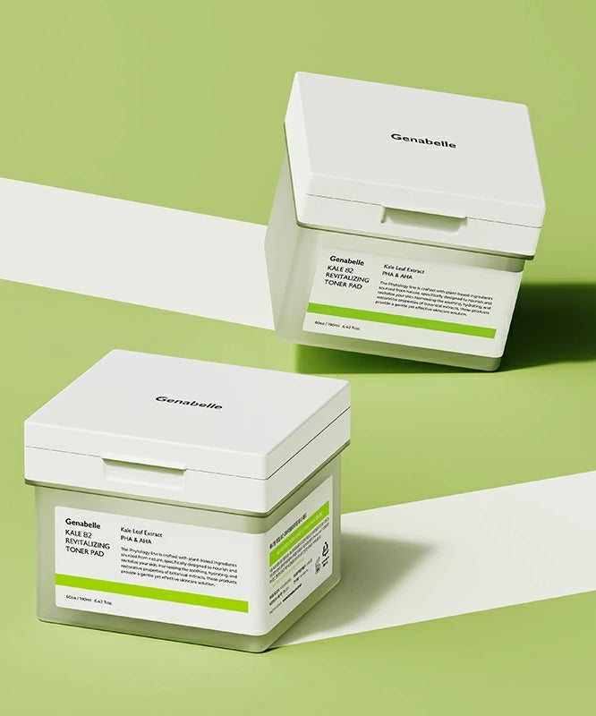 Deux pots de GENABELLE Kale 82 Revitalizing Toner Pad 60ea sur fond vert, produit de soin de la peau.