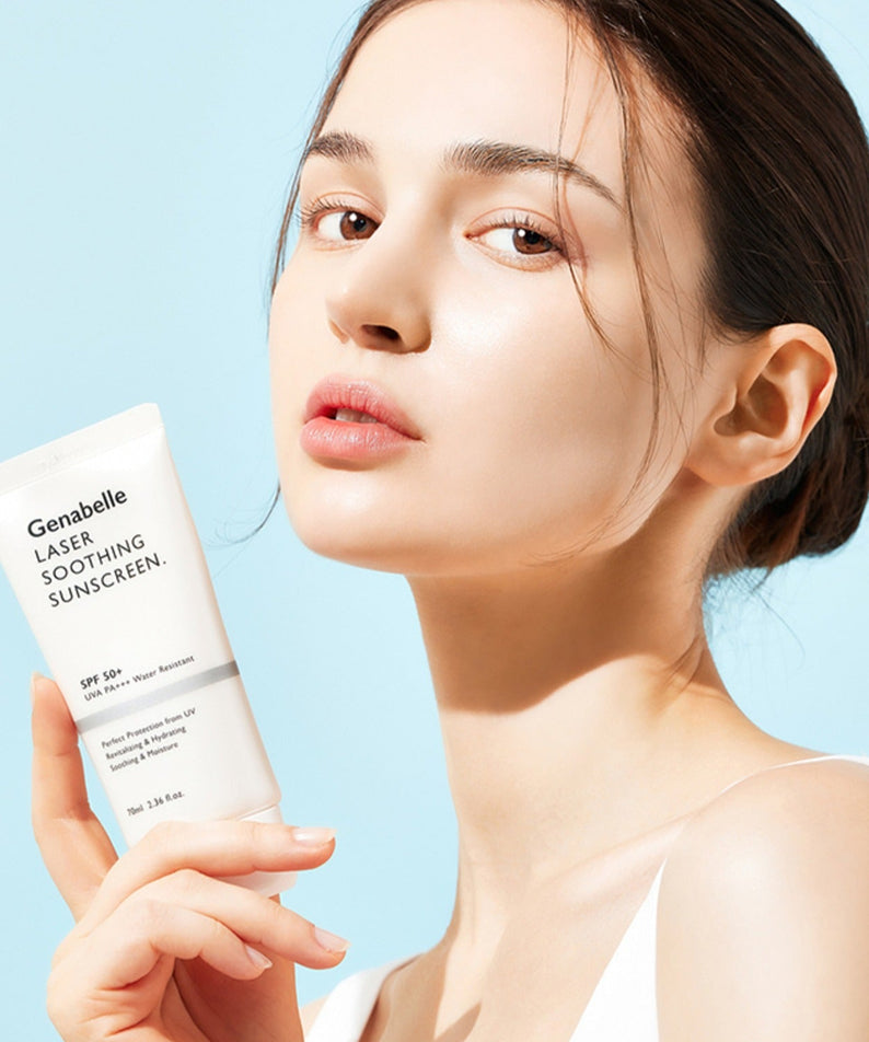 Femme tenant un tube de GENABELLE Laser Soothing Sunscreen 70ml, protection solaire apaisante avec élégant design.