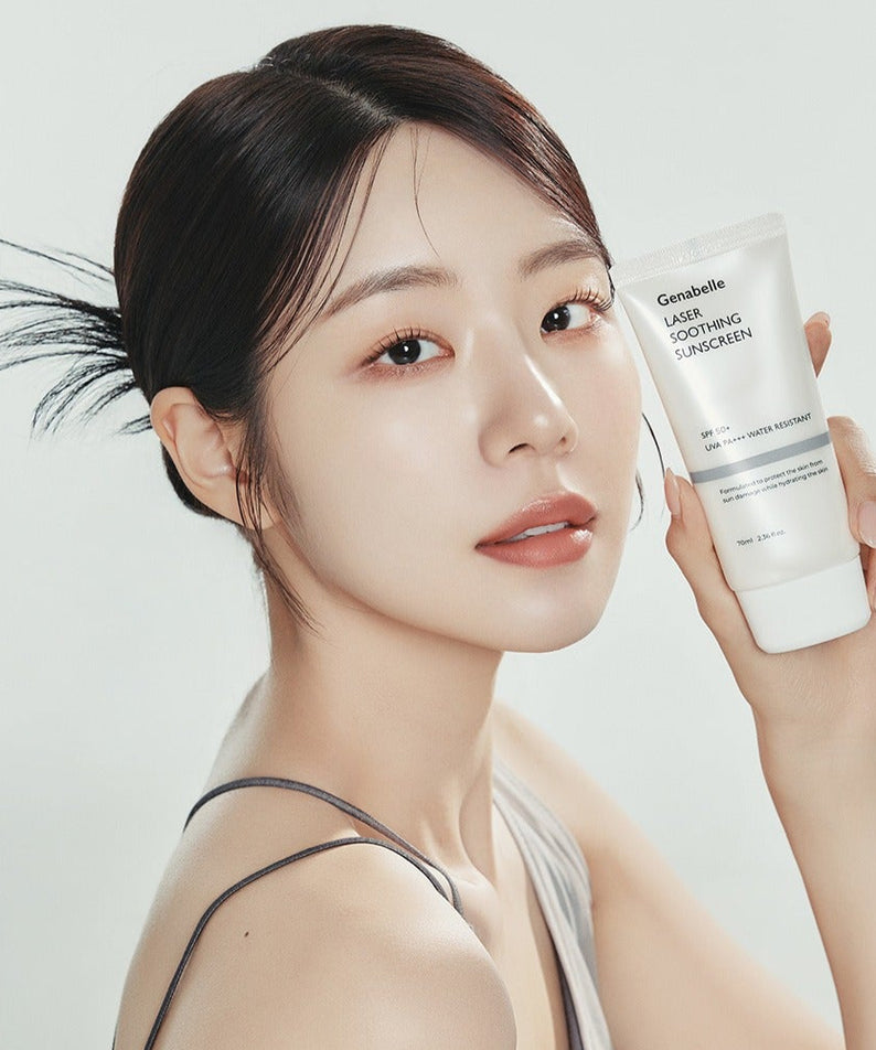Femme tenant un GENABELLE Laser Soothing Sunscreen 70ml pour une peau radieuse.