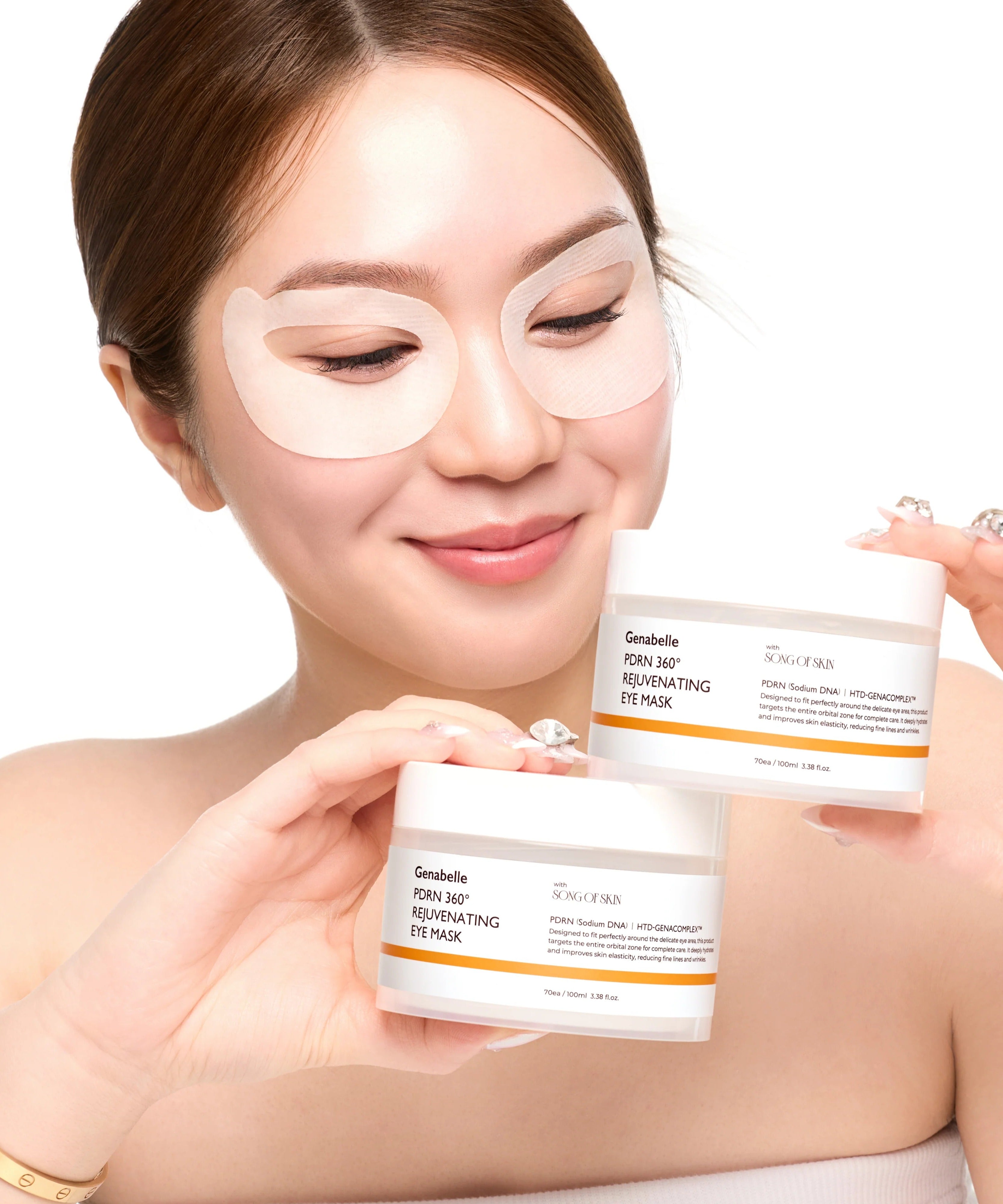 Femme souriante utilisant GENABELLE PDRN 360 Rejuvenating Eye mask 70ea, mettant en valeur son efficacité sur le contour des yeux.