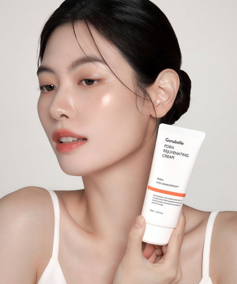 Femme tenant un tube de GENABELLE PDRN Rejuvenating Cream 70ml, montrant une peau éclatante et hydratée.