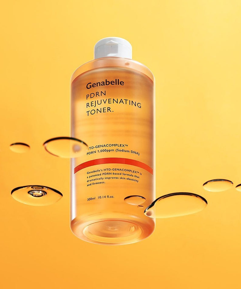 Flacon de GENABELLE PDRN Rejuvenating Toner 300ml sur fond orange.