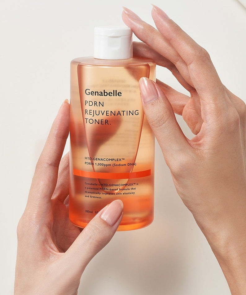 GENABELLE PDRN Rejuvenating Toner 300ml tenue par des mains, visage anti-âge, soin de la peau hydratant, flacon orange de 300ml