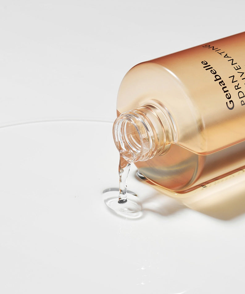 GENABELLE PDRN Rejuvenating Toner 300ml, bouteille ouverte avec liquide versé, tonique raffermissant, soin de la peau.