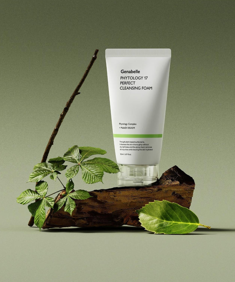GENABELLE Phytology 17 Perfect Cleansing Foam 150ml avec plantes sur fond vert naturel. Produits de beauté haut de gamme.