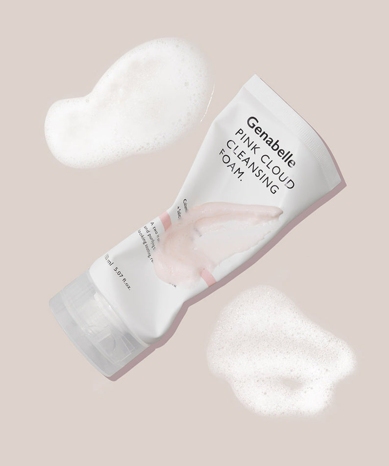 GENABELLE Pink Clound Cleansing Foam 150ml sur fond beige avec des bulles de mousse blanche, produit de beauté pour la peau.