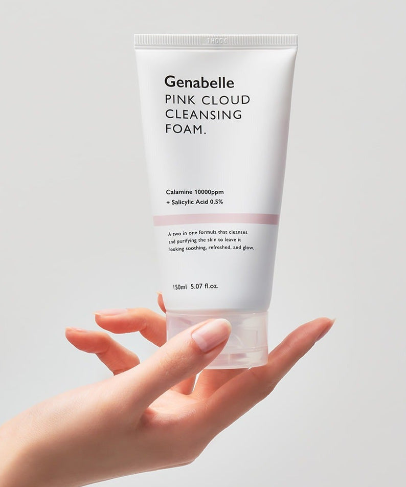 Main tenant le tube de GENABELLE Pink Clound Cleansing Foam 150ml, mousse nettoyante visage pour peau éclatante et douce.