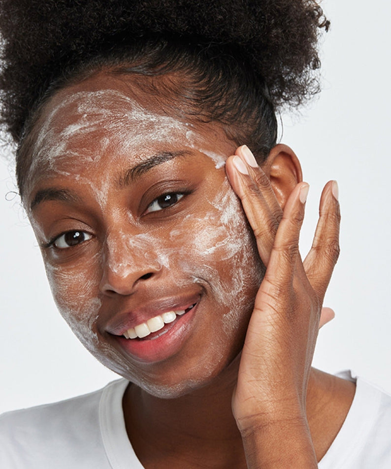 Femme appliquant GENABELLE Pink Clound Cleansing Foam 150ml sur le visage, mousse nettoyante pour une peau éclatante.