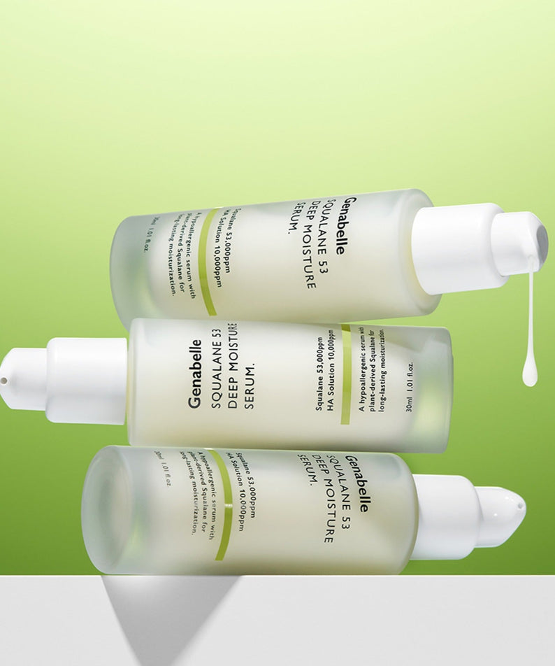 Flacons de GENABELLE Squalane 53 Deep Moisture Serum 30ml posés sur fond vert, montrant une texture soyeuse.