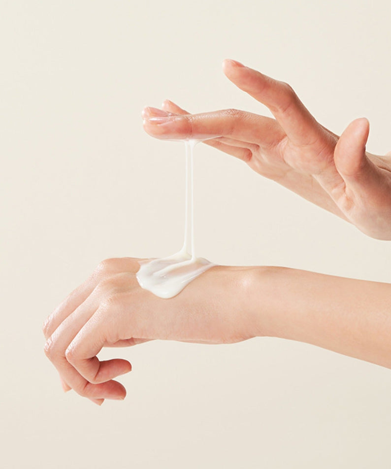 Application de GENABELLE Squalane 53 Deep Moisture Serum 30ml sur la peau pour une hydratation profonde en main.