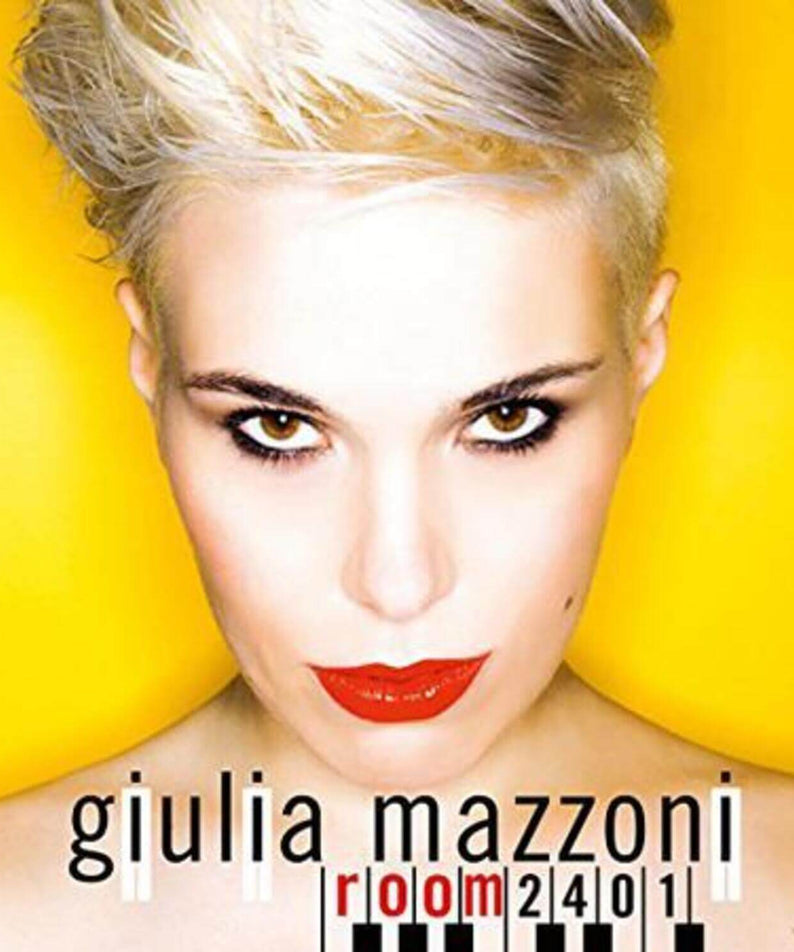GIULIA MAZZONI - [Room2401] - Album Kpop : portrait stylé sur fond jaune, typographie “giulia mazzoni”, ambiance room