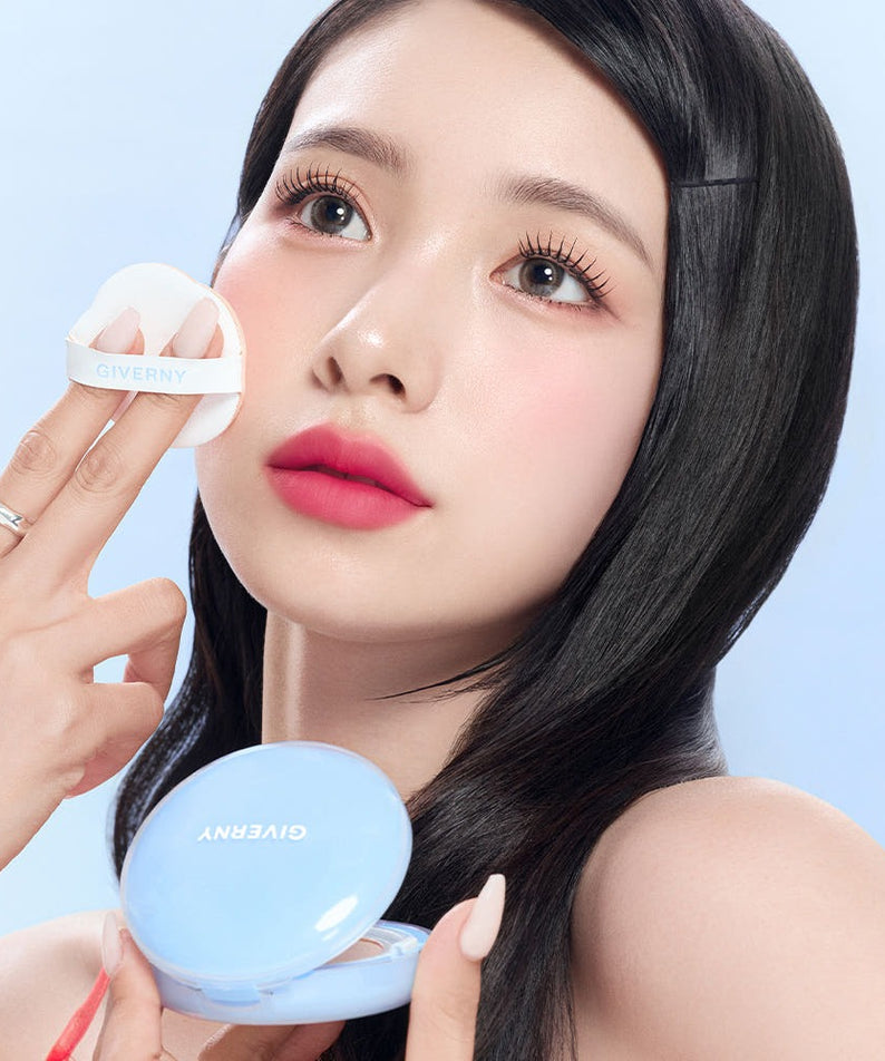 GIVERNY Cloud Mesh Cushion 15gX2 (Main Product + Refill) (SPF 40, PA++) par GIVERNY, femme l’applique sur fond bleu
